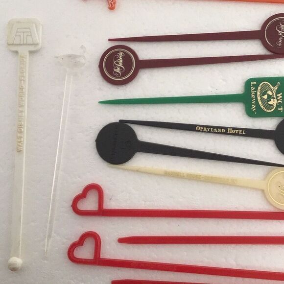 70 vintage swizzle/stirring sticks, including Greenbrier, top of the mark Disney - Picture 4 of 13